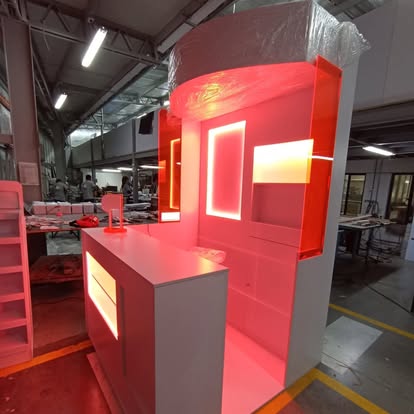 Módulo comercial iluminado en taller BEH