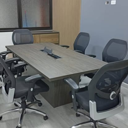 Sala de juntas con mesa corporativa